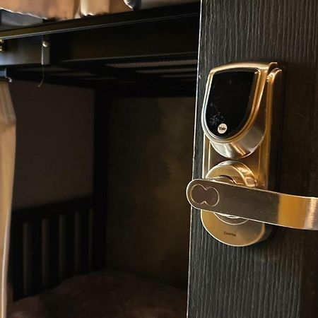 Beehive Phuket Old Town Hostel Экстерьер фото